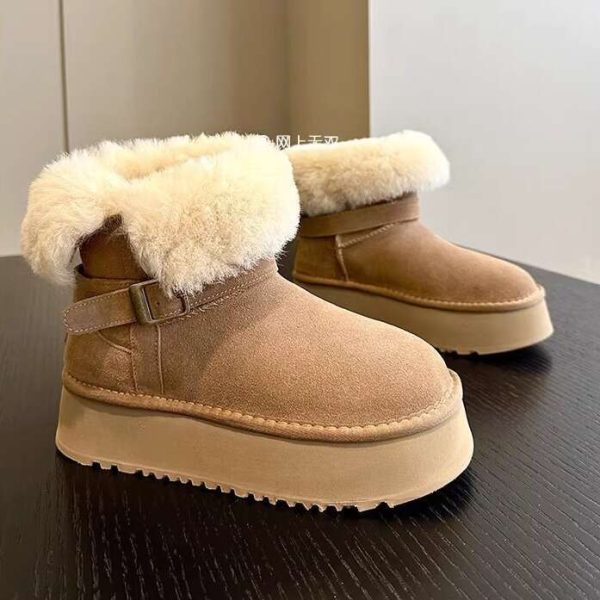 Thick soled sponge snow for women in winter 2024, fashionable versatile, comfortable to wear, non slip and plush short boots